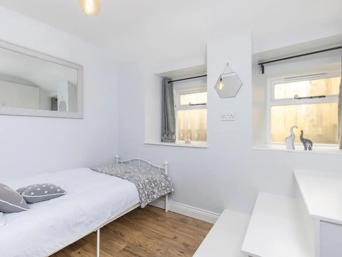 Mischa Cottage Bradford  Bradford (West Yorkshire)